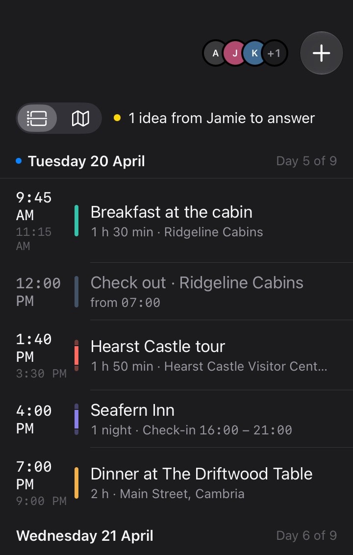 Timely Travel en el iPad: la columna junto a la línea, con 1 idea de Jamie por responder y los planes del martes 20 de abril, del desayuno en la cabaña a las 09:45 a la cena en Cambria a las 19:00