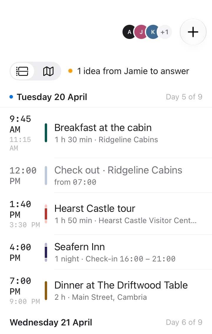 Timely Travel en el iPad: la columna junto a la línea, con 1 idea de Jamie por responder y los planes del martes 20 de abril, del desayuno en la cabaña a las 09:45 a la cena en Cambria a las 19:00